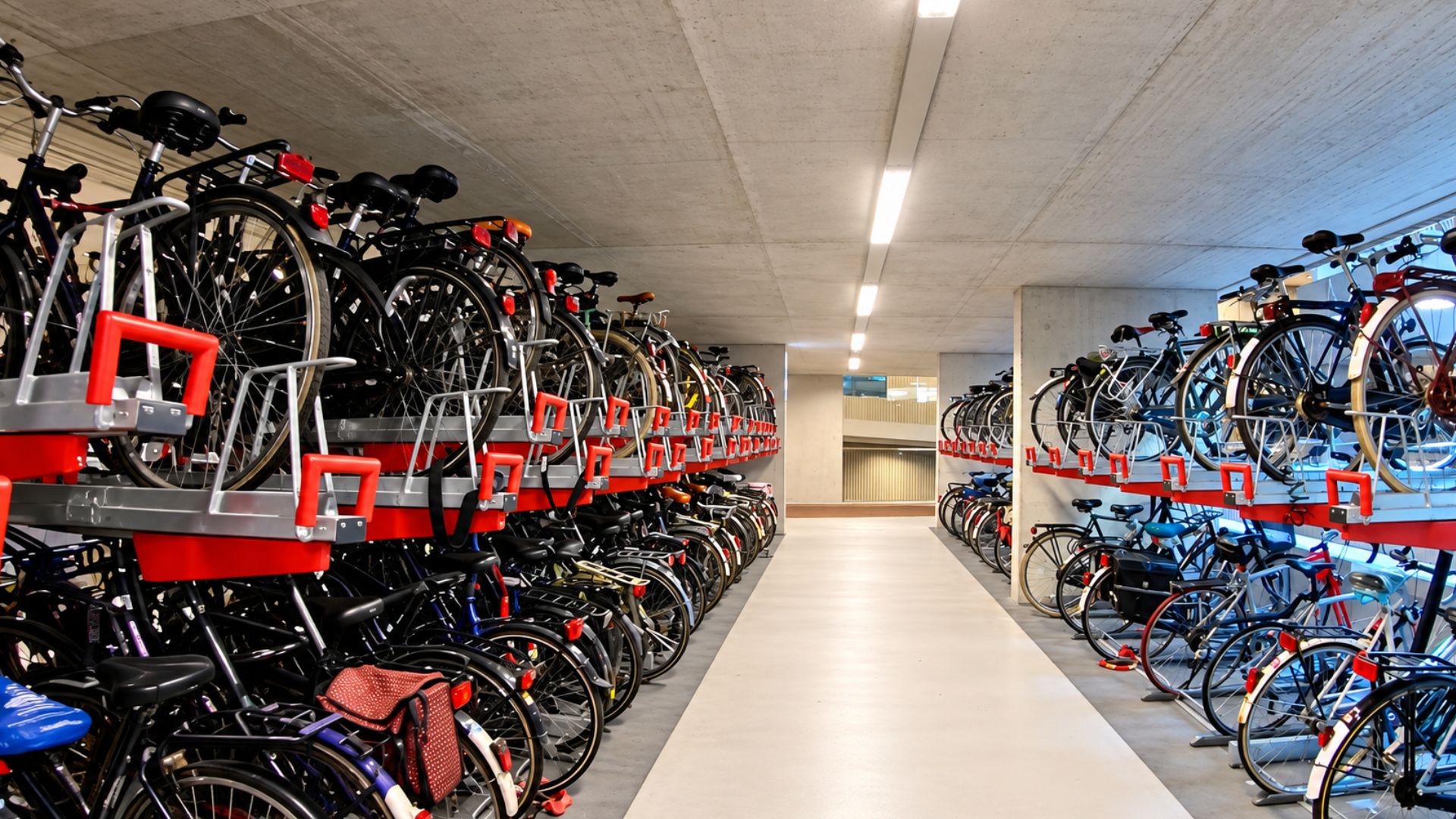 À l’intérieur du gigantesque parking à vélos souterrain d’Utrecht (4K)
