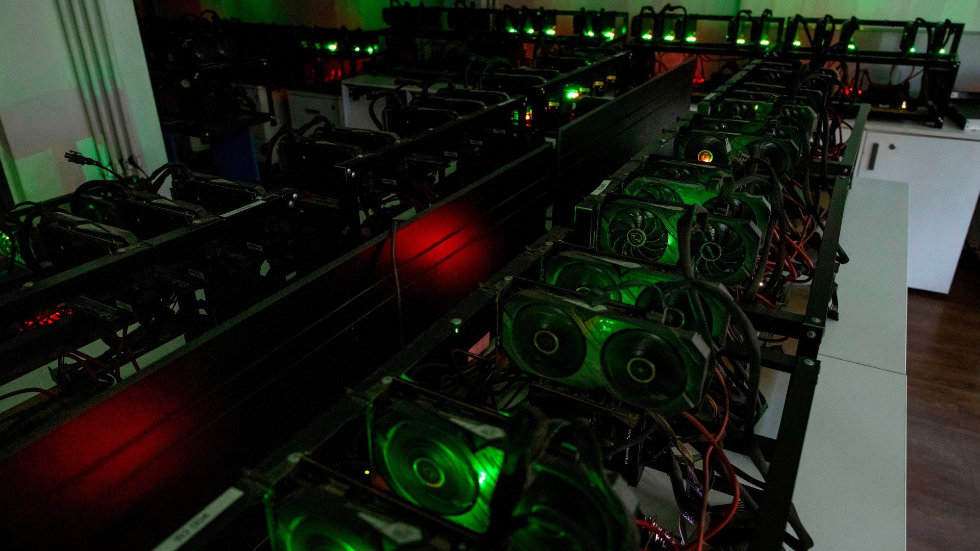 Reddit user pays $35 for a crypto mining rig left in a garage and gets ...