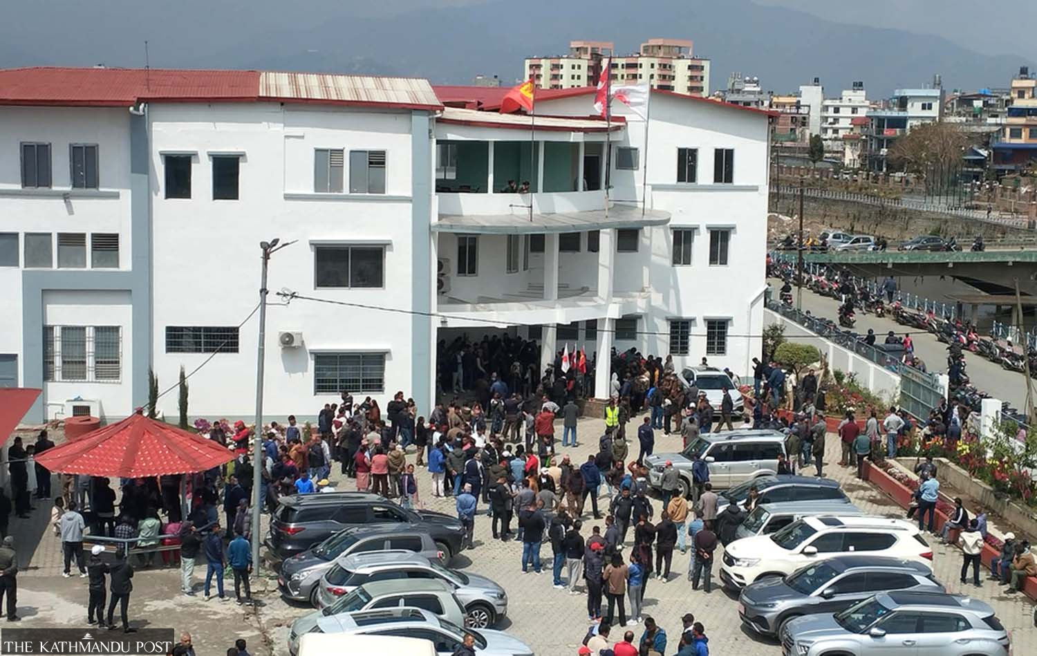 Government withdraws five police personnel from UML headquarters