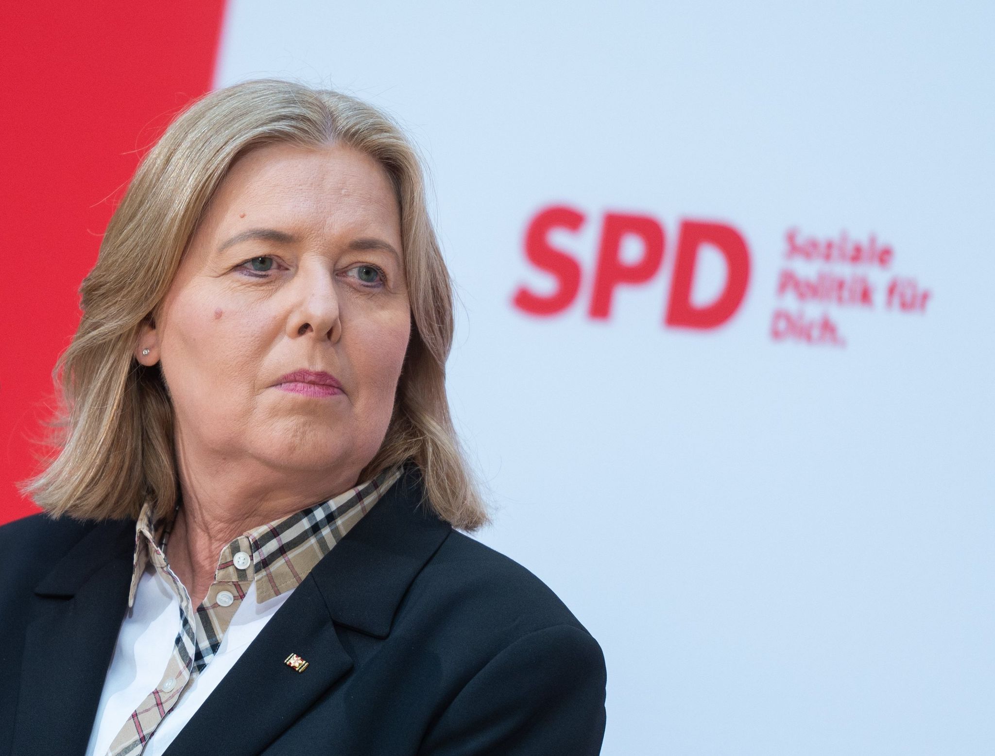 German minister and SPD leader resigns citing grief, coalition attacks