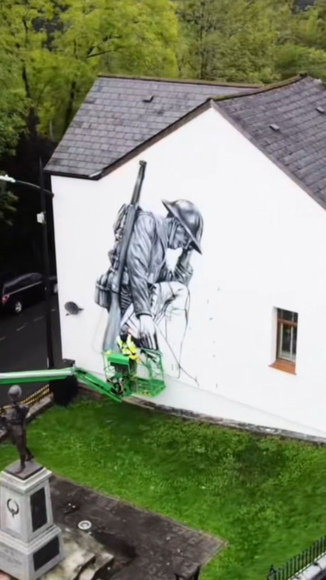 Fixing a World War I mural mistake: painting the correct Lee-Enfield rifle