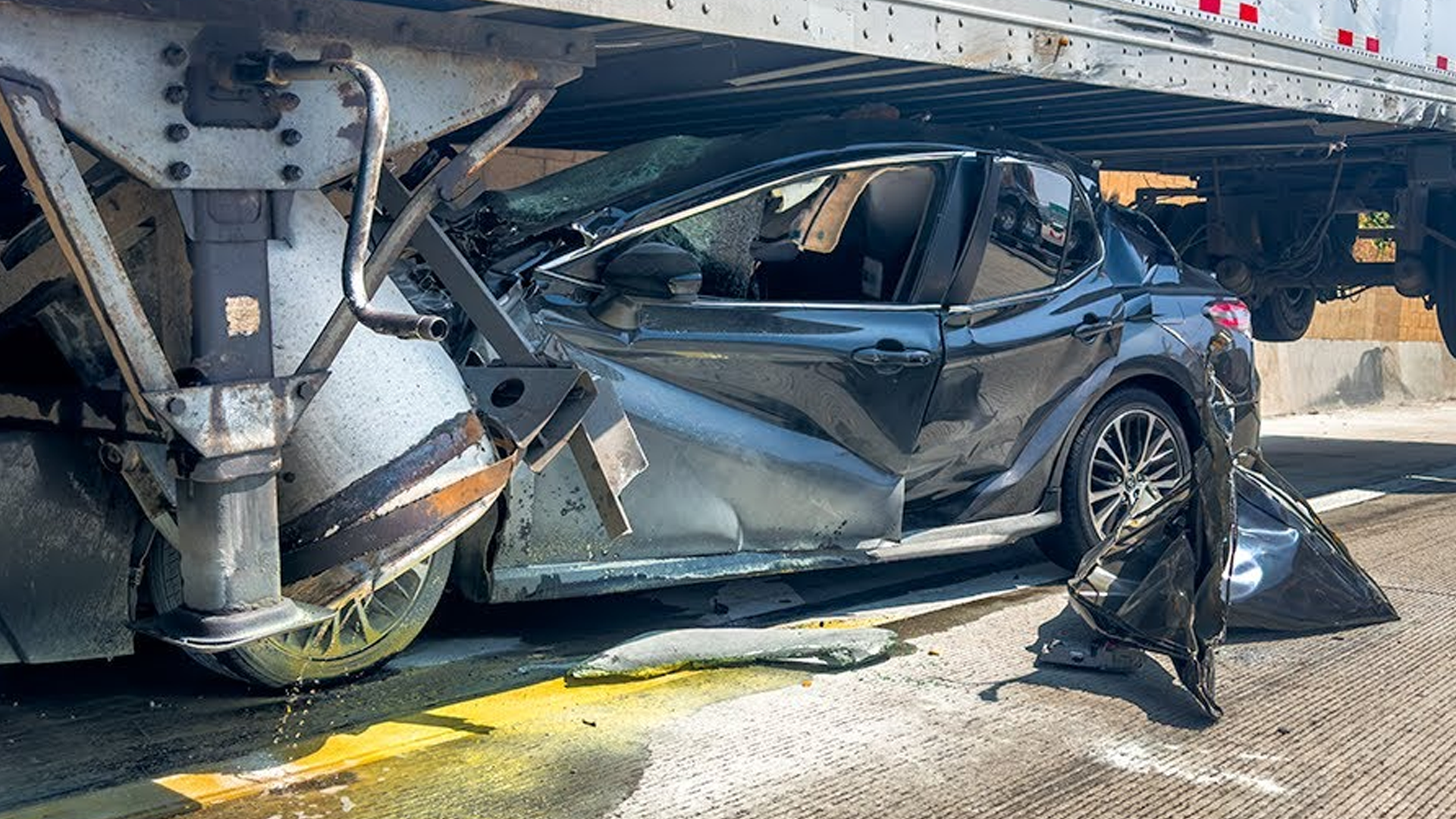 Car gets stuck under a trailer