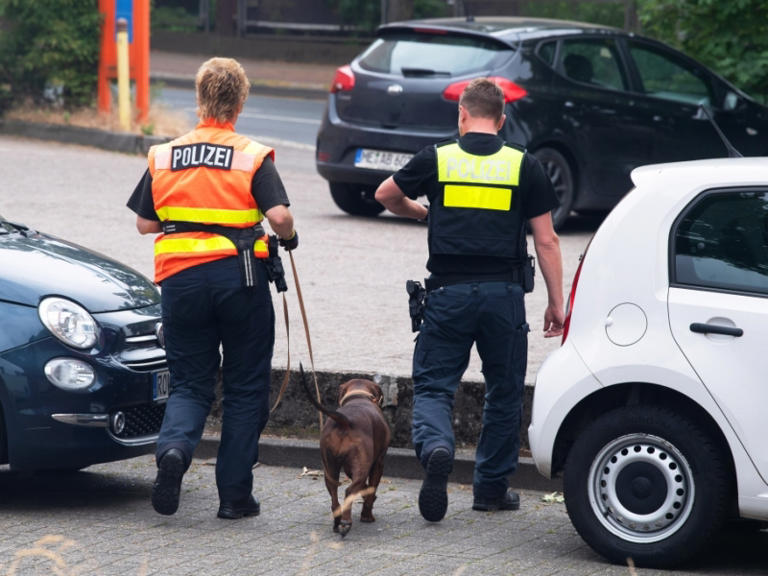 Polizei-News Geldern, 12.10.26: Scheibe eines Rolltors beschädigt ...
