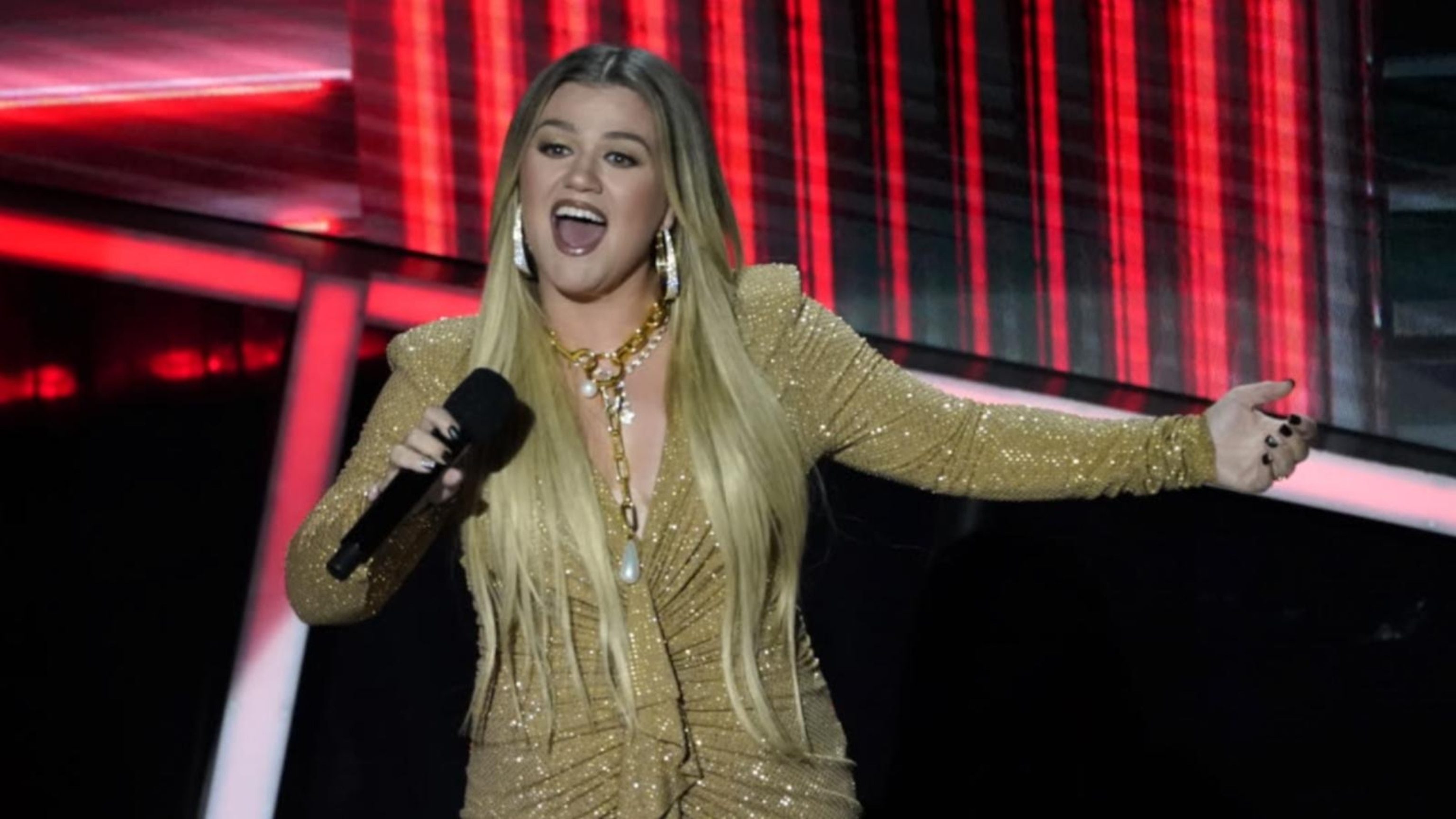 Kelly Clarkson claims she got 'Pretty Woman' treatment at store