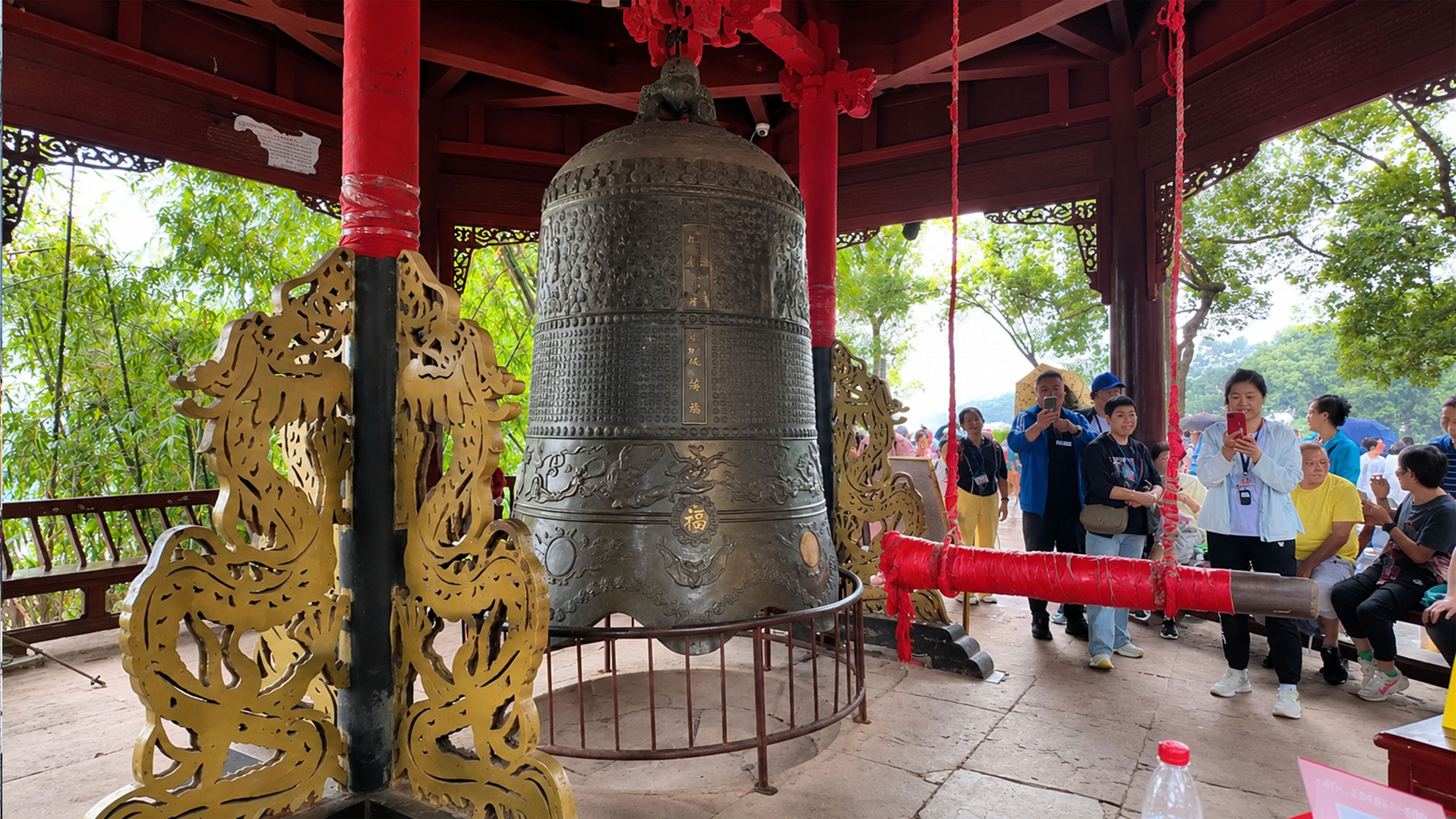 Une immense cloche en bronze se trouve dans ce pavillon en Chine