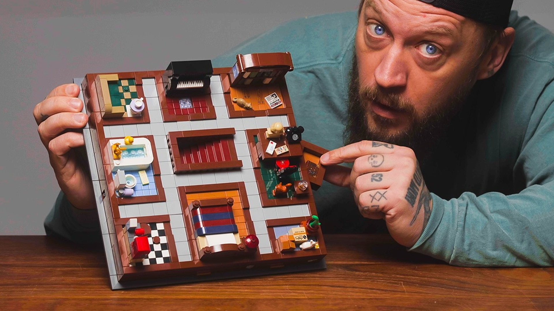 Find 10 hidden treasures in a LEGO puzzle