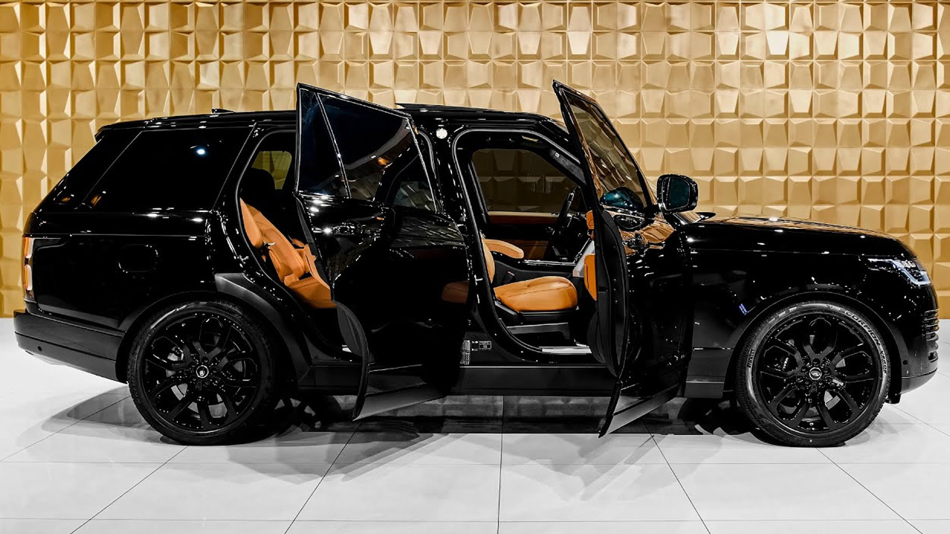 Range Rover Autobiography LWB shows its distinctive proportions