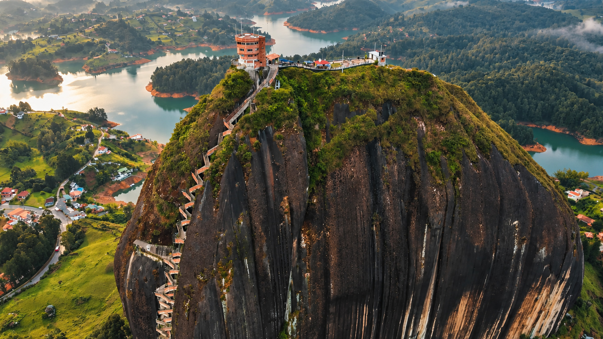 Le rocher géant avec plus de 700 marches en Colombie