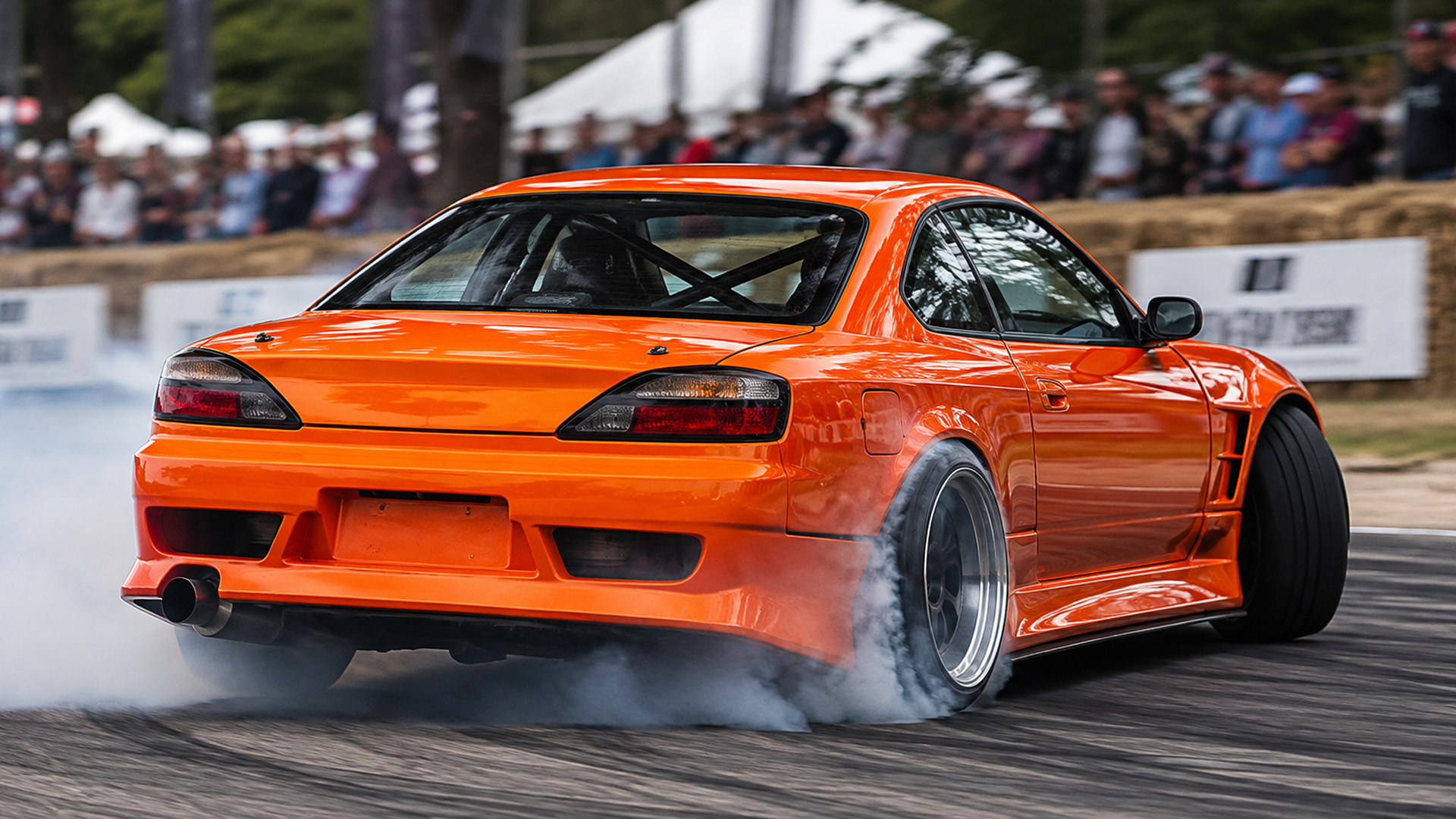 Nissan Silvia S15 performs smoky drifts with SR20DET engine