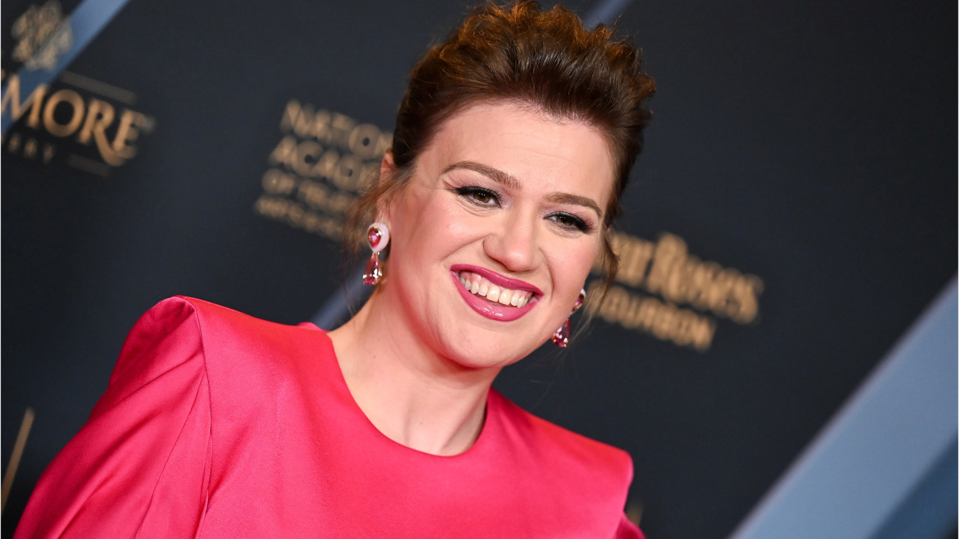 Kelly Clarkson fires back at store owner over rude treatment