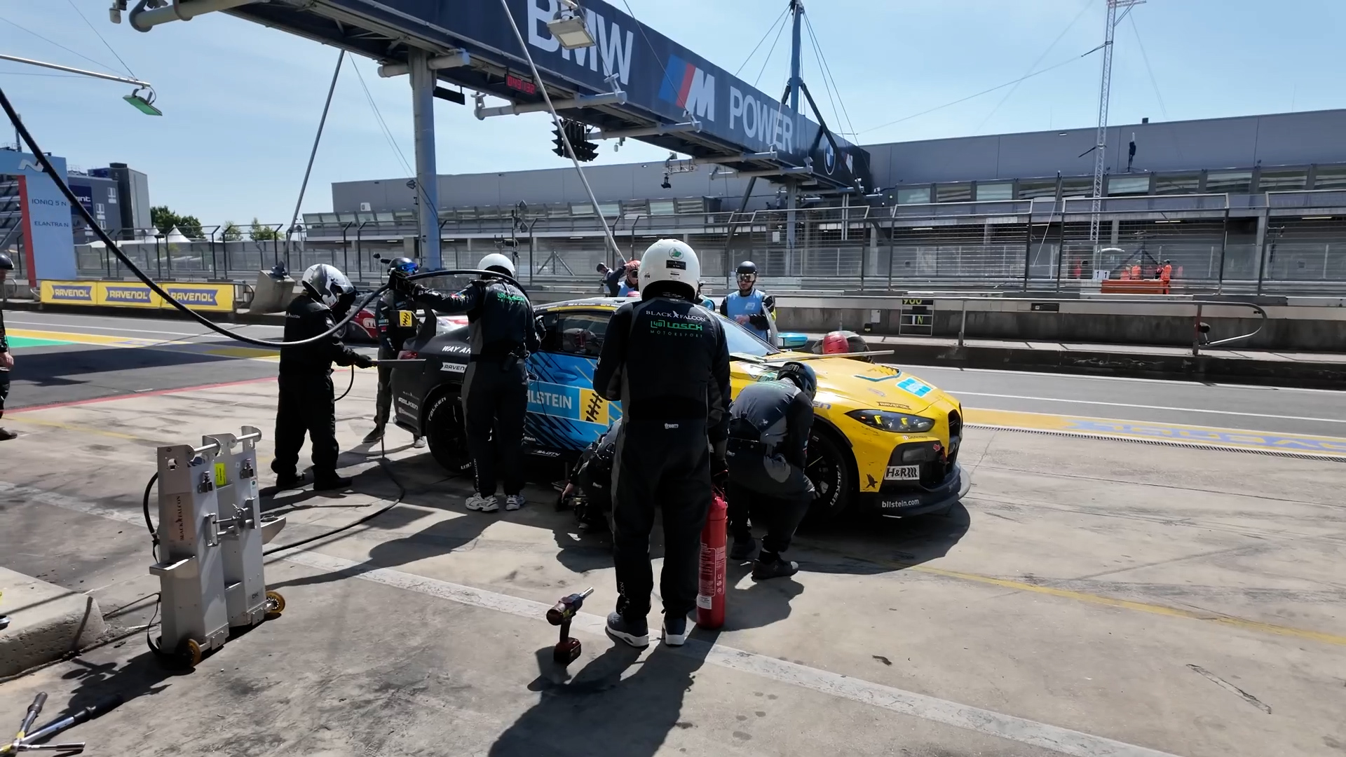 Behind the scenes during a N24 pit stop