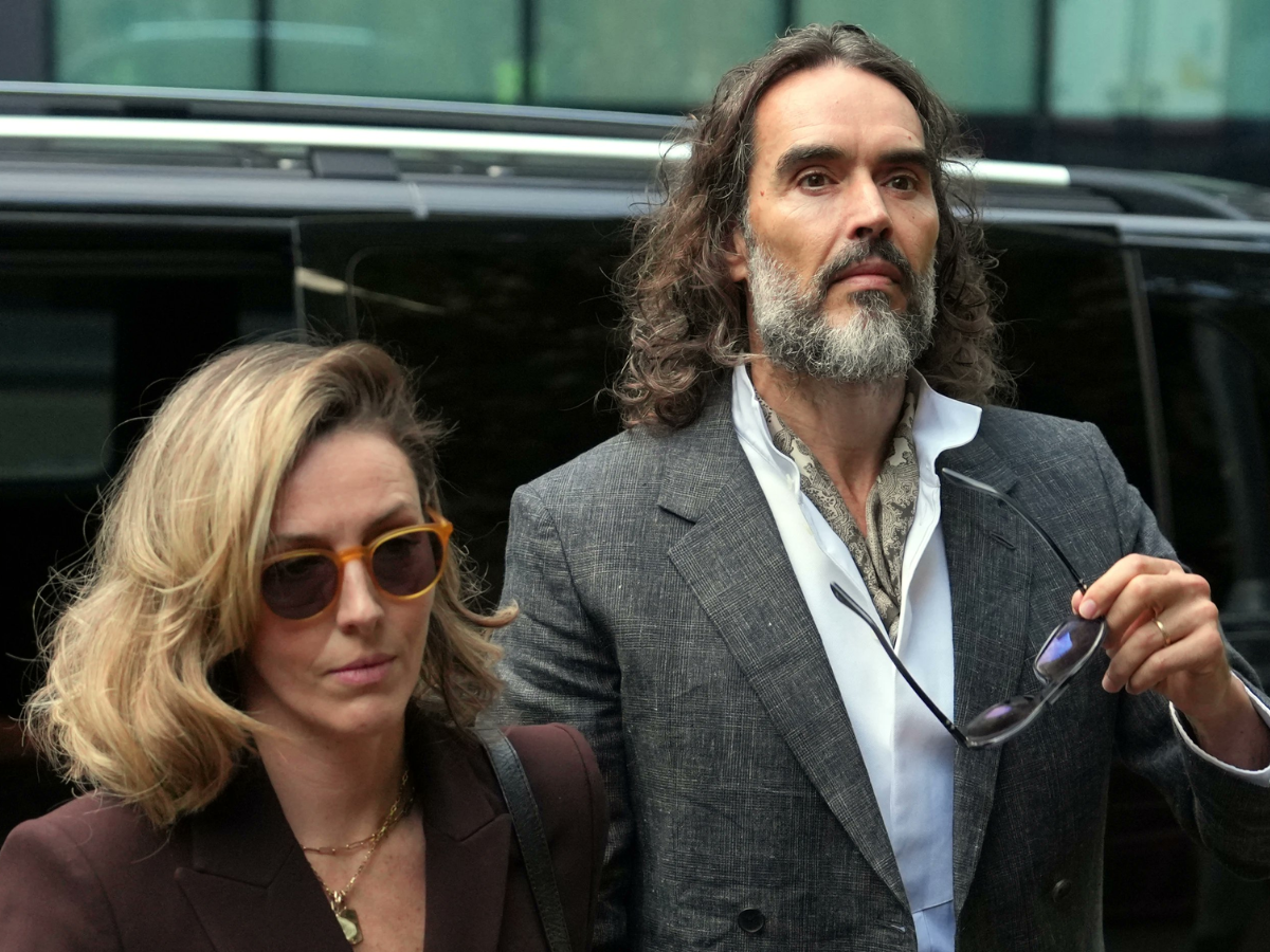 Russell Brand trial begins in London: Comedian arrives at court with ...