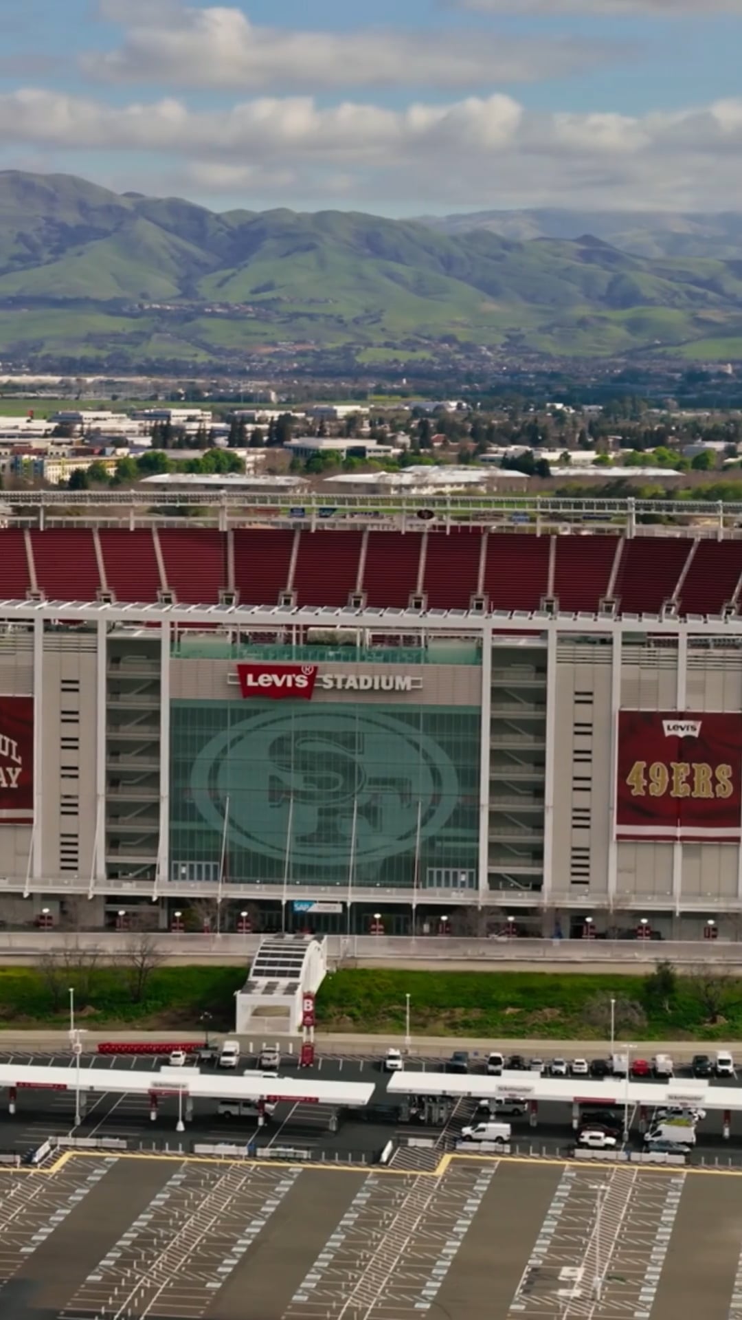 Drone tour of Levi’s Stadium reveals stunning modern architecture