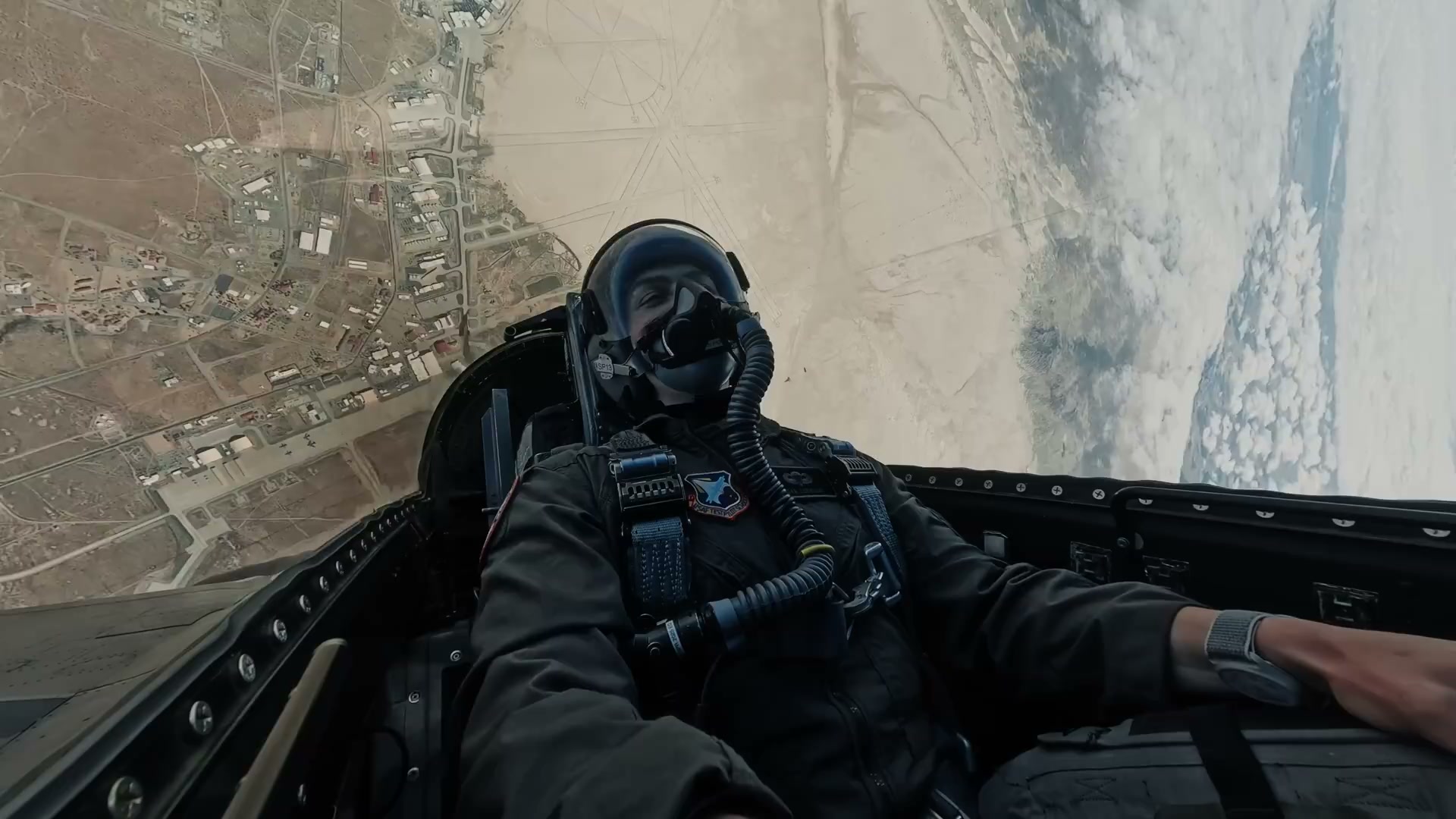Watch a US test pilot fly an F-16 at 450 knots just 150 feet above the ...