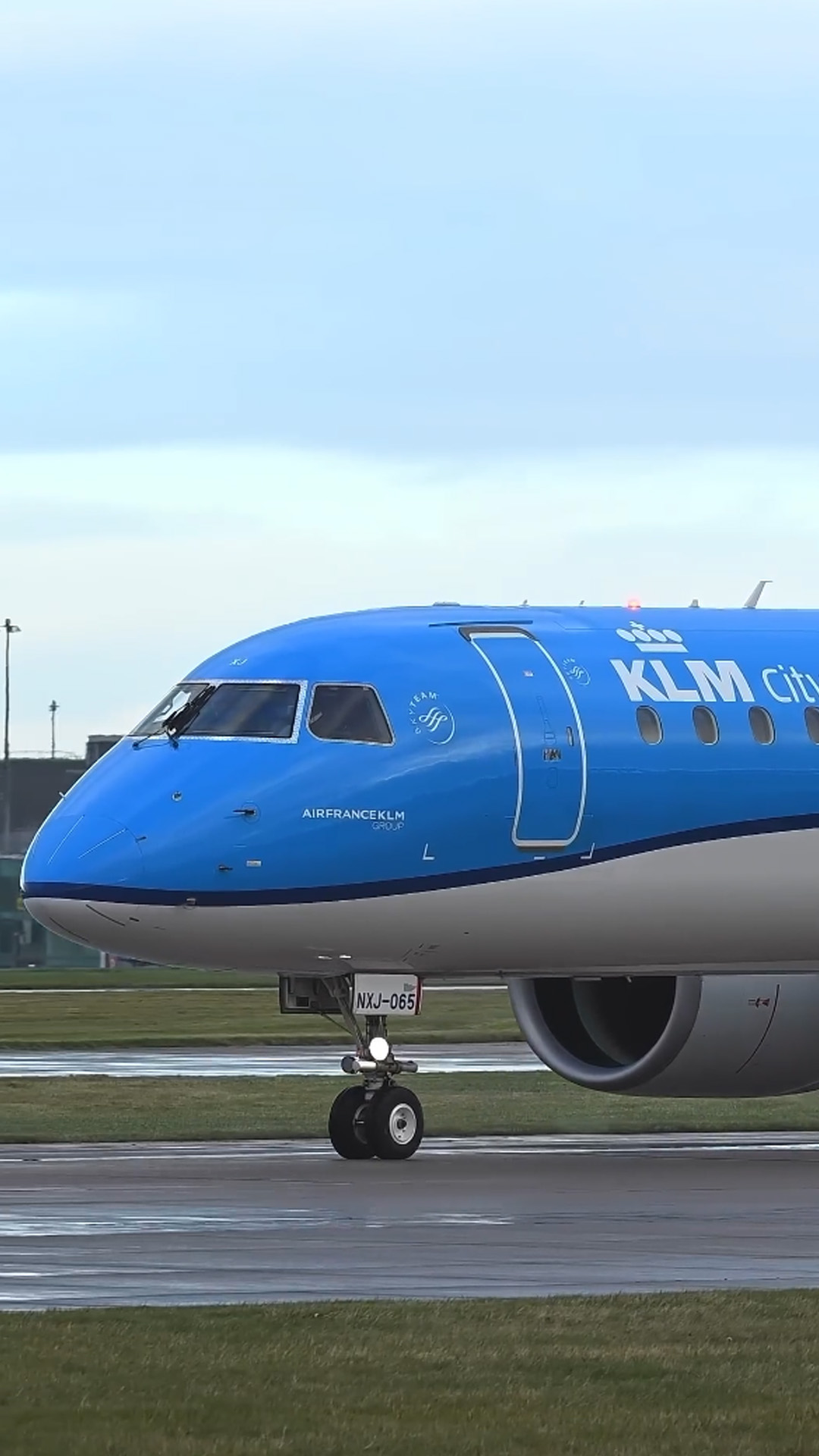 KLM pilot wave caught on camera