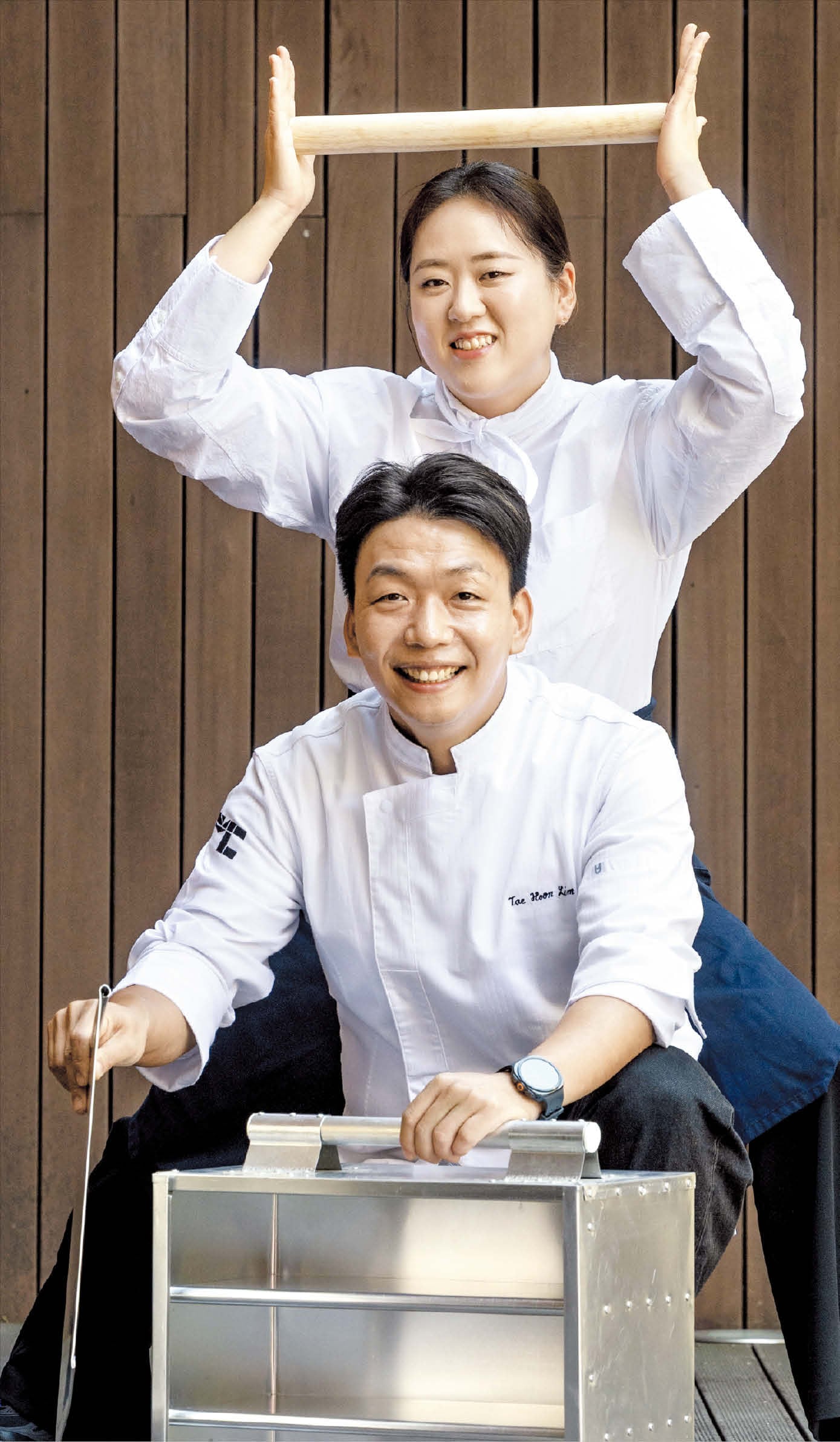 Chefs Lim Tae-hoon, Yoon Nara blend cooking, trot in new TV show