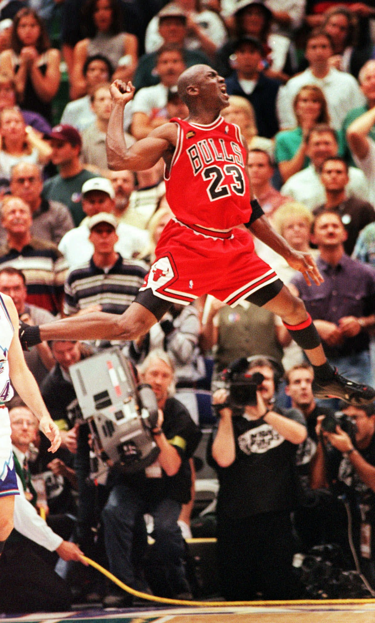 NBA, asta da record: maglia di Michael Jordan venduta per 14 milioni di ...