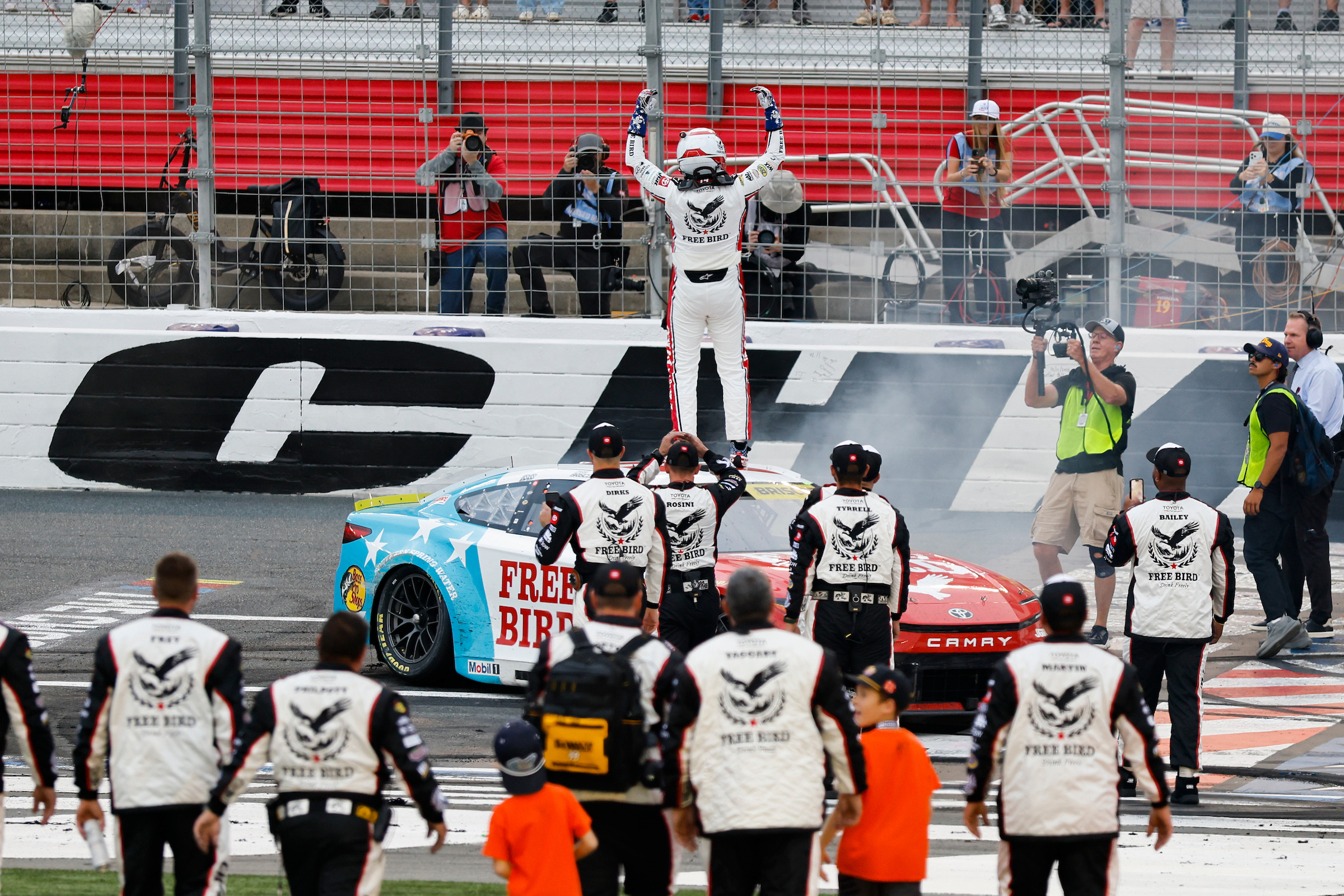 Chase Briscoe edges JGR teammate in dramatic Chase win at Charlotte