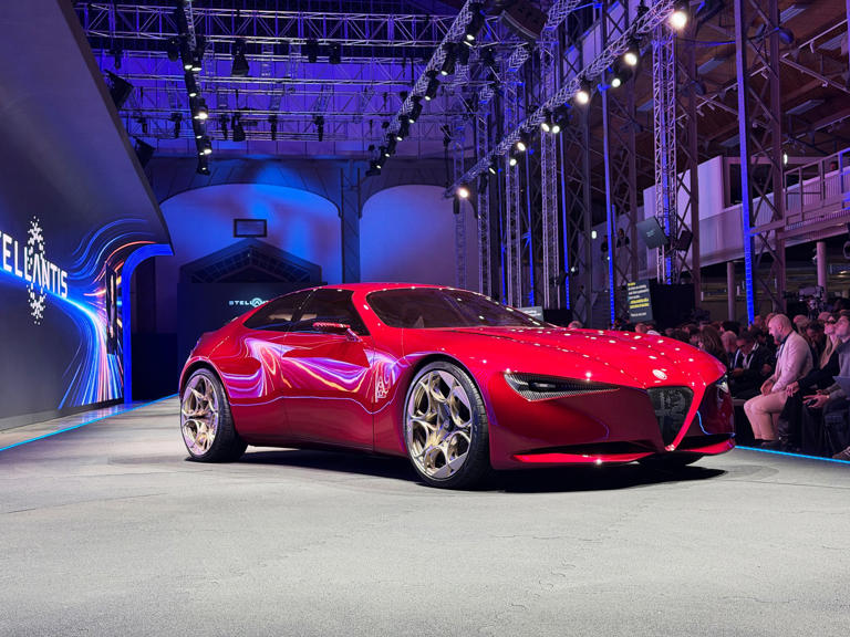 Alfa Romeo's new V6-powered Cuore Rosso concept leaves fans hopeful