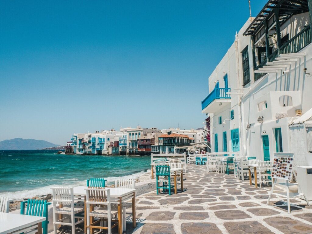 Santorini, Como e Costa Azzurra anche d’inverno: il nuovo viaggio dei ...
