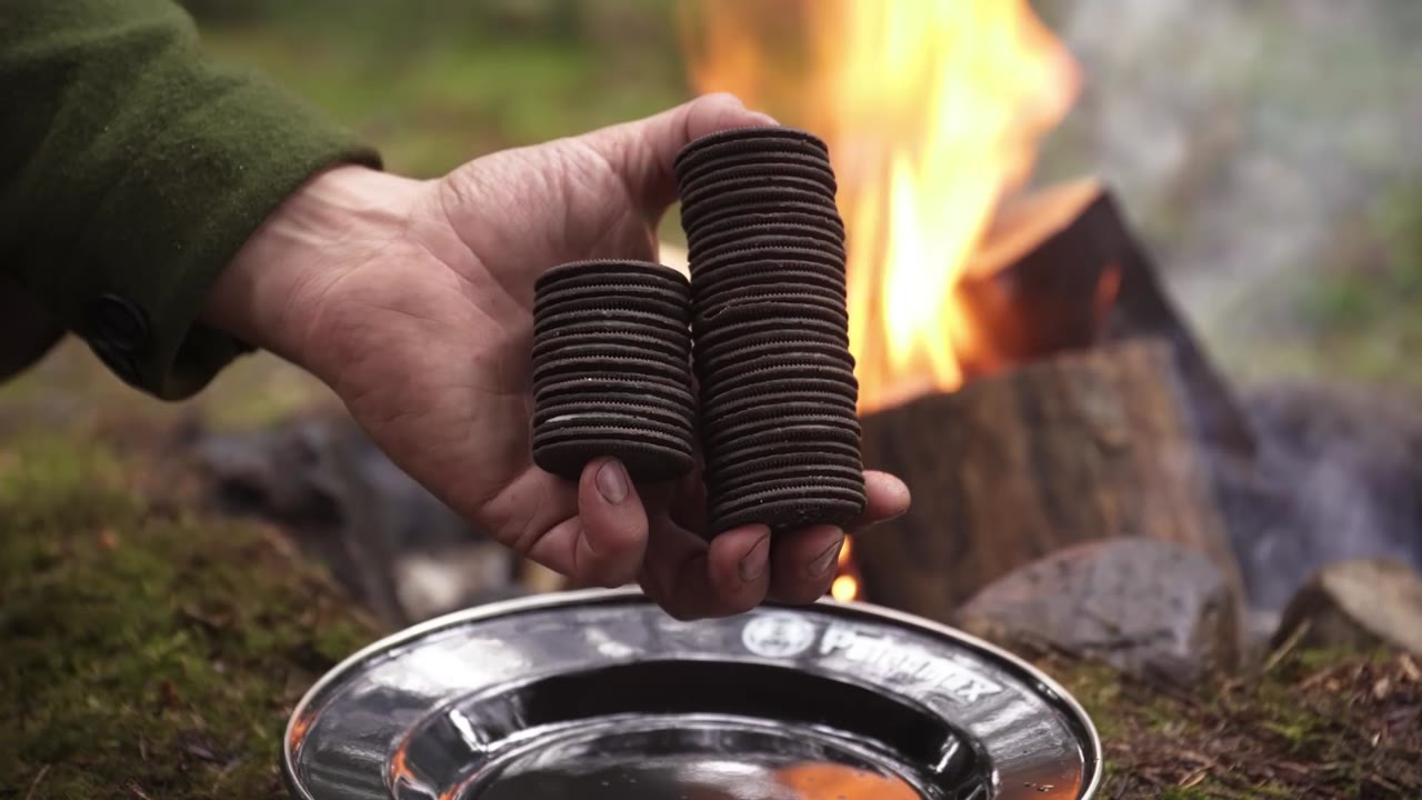 Strange outdoor cooking: He is adding Oreo to the steak and the reason ...