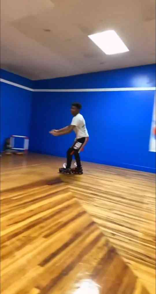 The art of roller skating with perfect flow and control