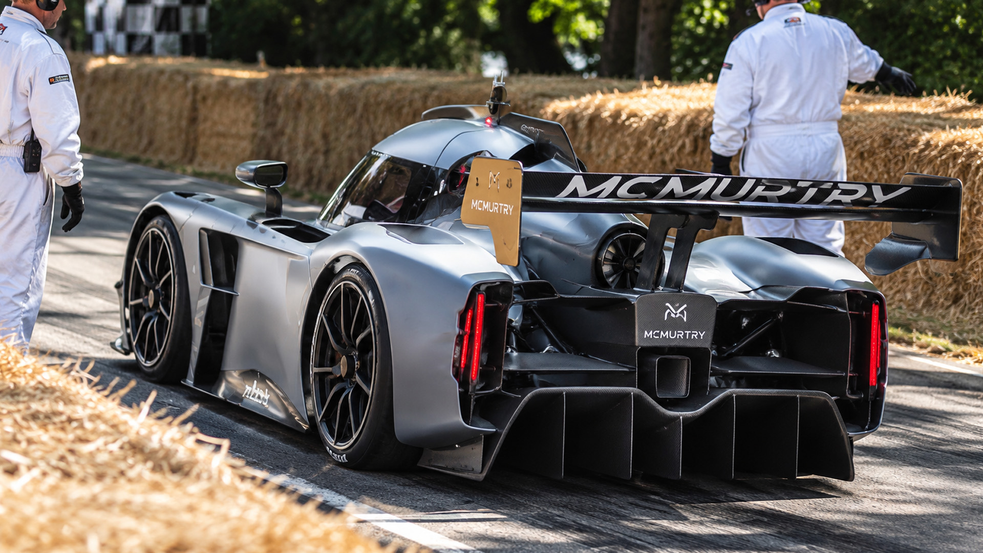 McMurtry Spéirling attacks the Goodwood Hillclimb course