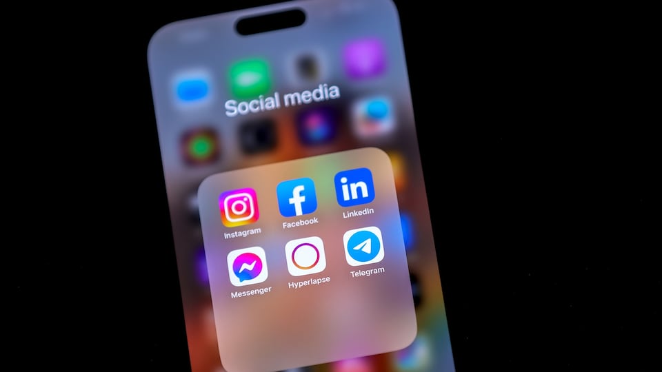 Banning phones in classrooms improves student performance, new study shows