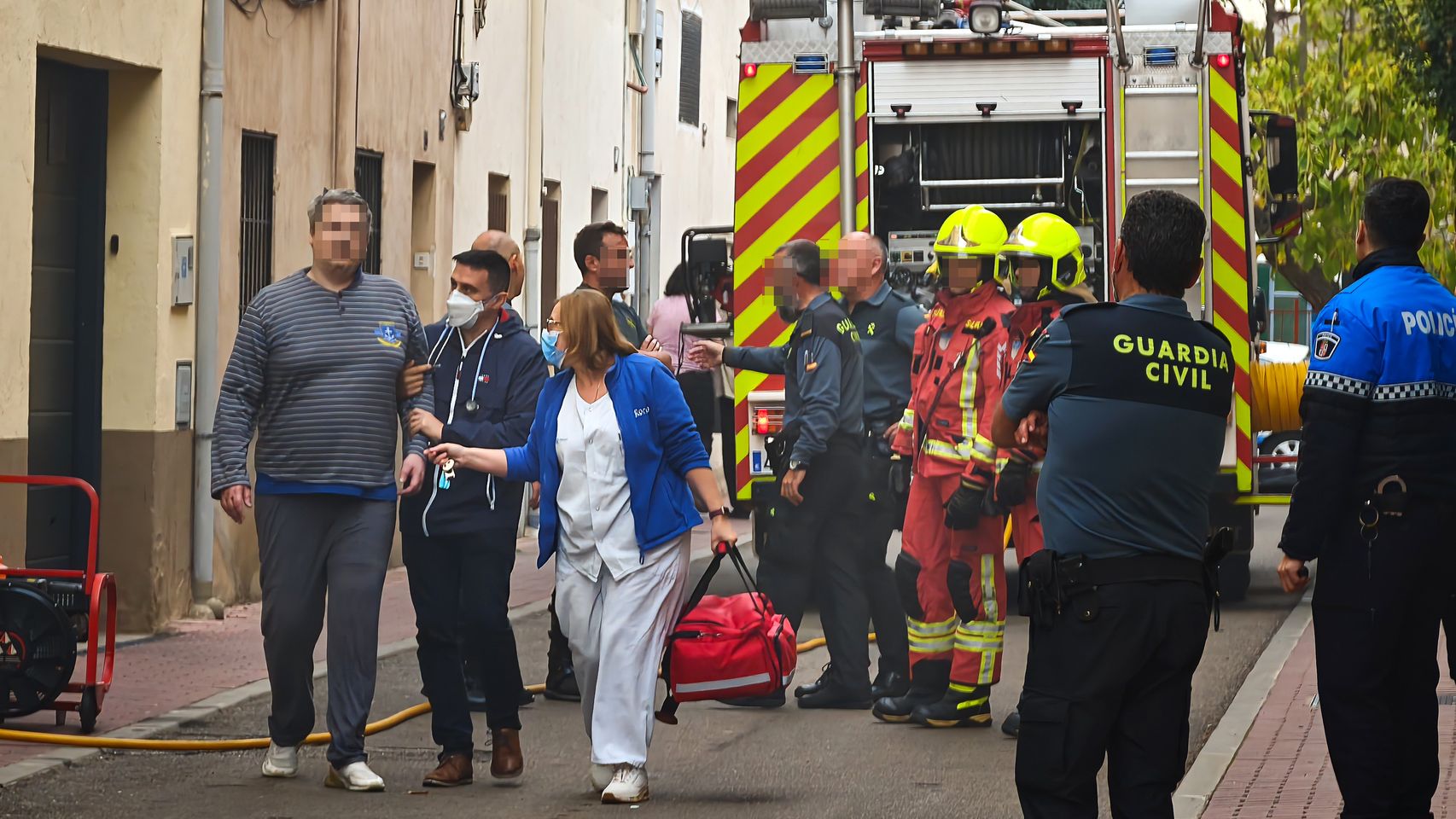 Cinco personas atendidas por inhalación de humo tras un incendio en una ...