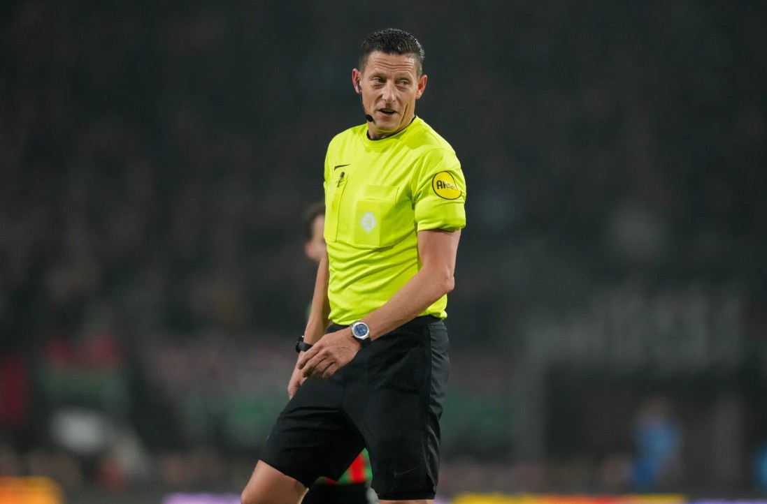 Manschot fluit koploper Feyenoord, Ajax treft Higler in gevreesde Euroborg