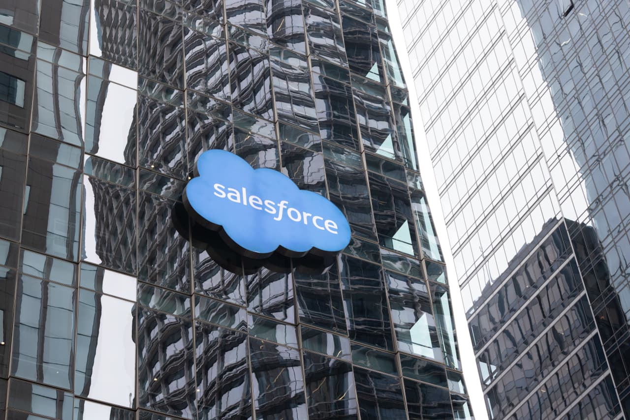 Salesforce stock is double-upgraded to buy. The AI overhang is over ...