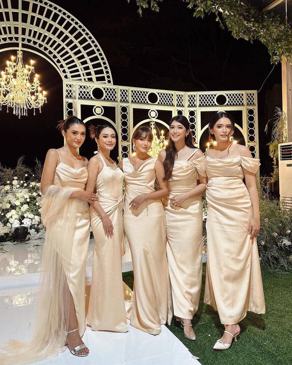 Rekomendasi warna baju bridesmaid untuk baju pengantin maroon
