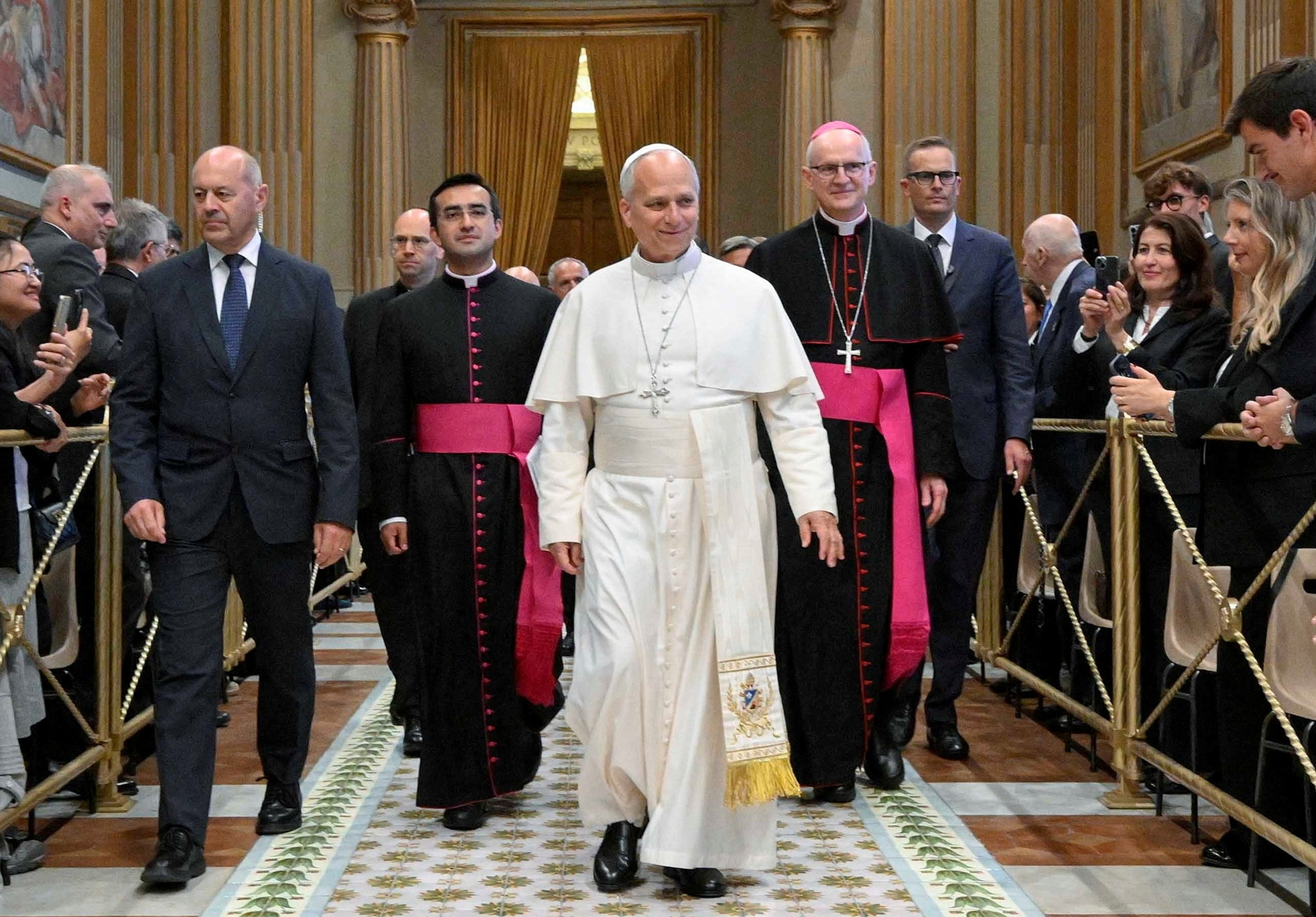 El Papa León XIII será ingresado en el hospital el martes, según informa el Vaticano.