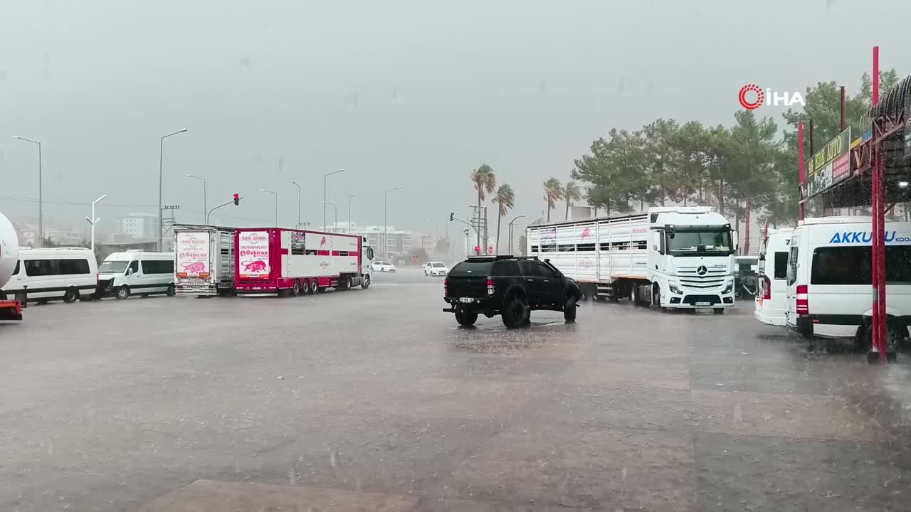 Görüntü bugün Türkiye'de çekildi! Yollar kapandı, araçlar suya gömüldü
