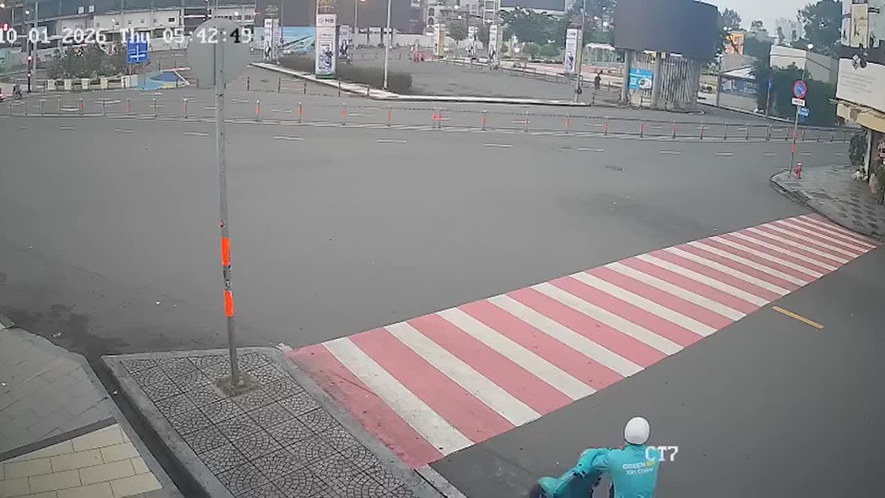 Motorcycle rider arrested for snatching tourist's phone on zebra ...