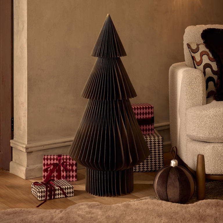 Next supersized the paper Christmas tree trend with its 5ft light-up ...