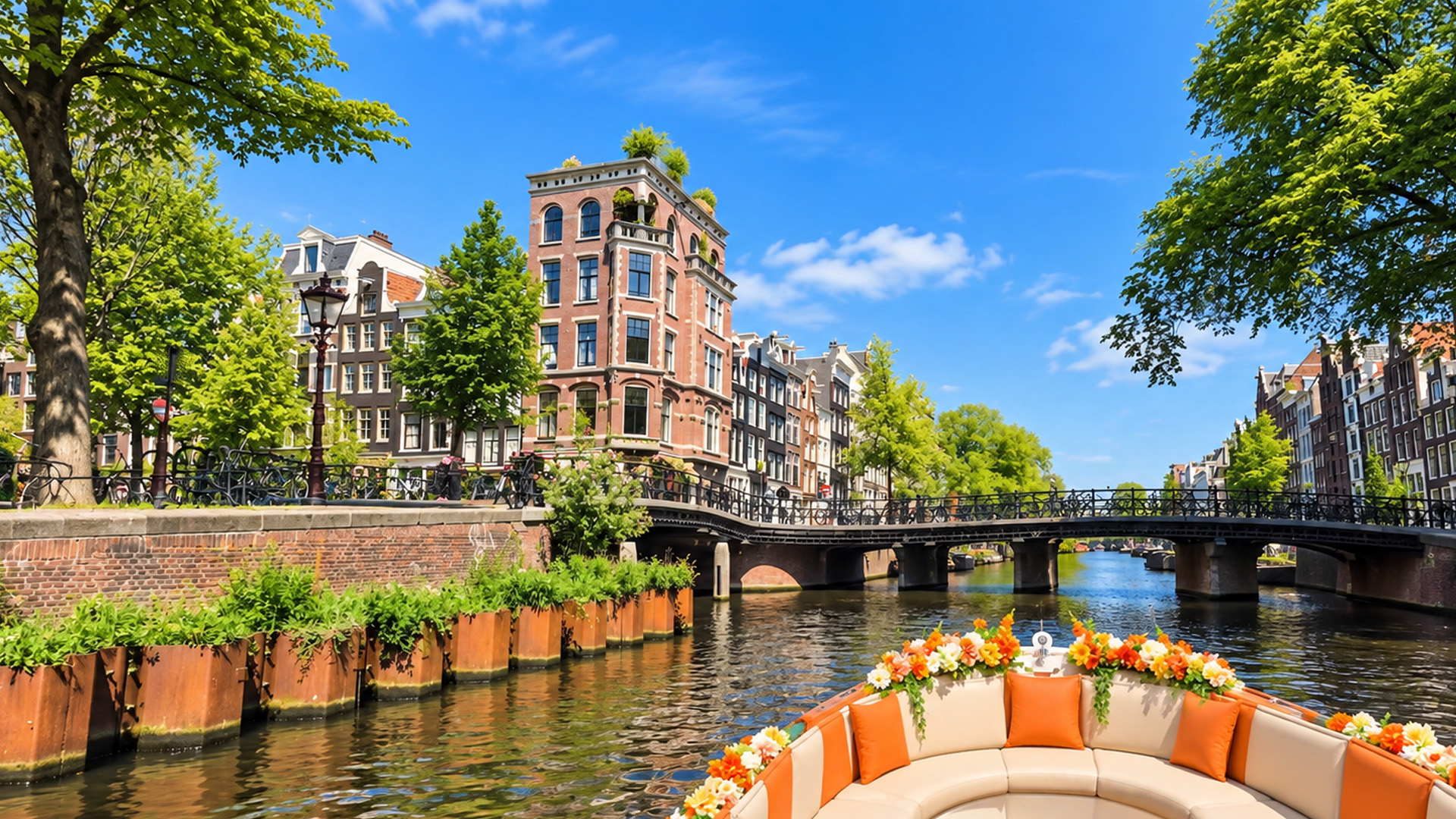 Luxury boat ride through Amsterdam’s historic center (4K)