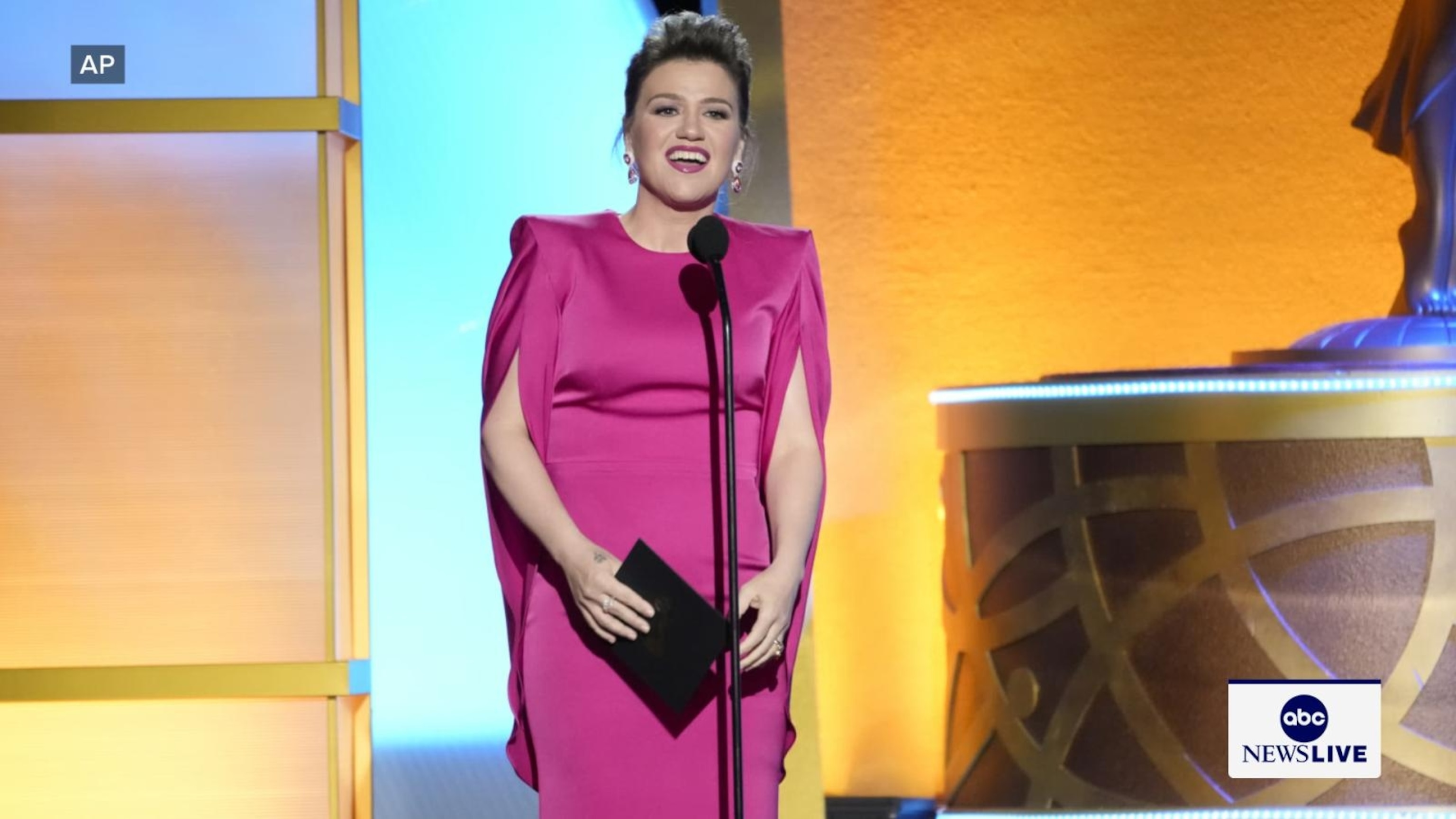 Kelly Clarkson’s store feud, Tobey Maguire’s wedding surprise and more ...