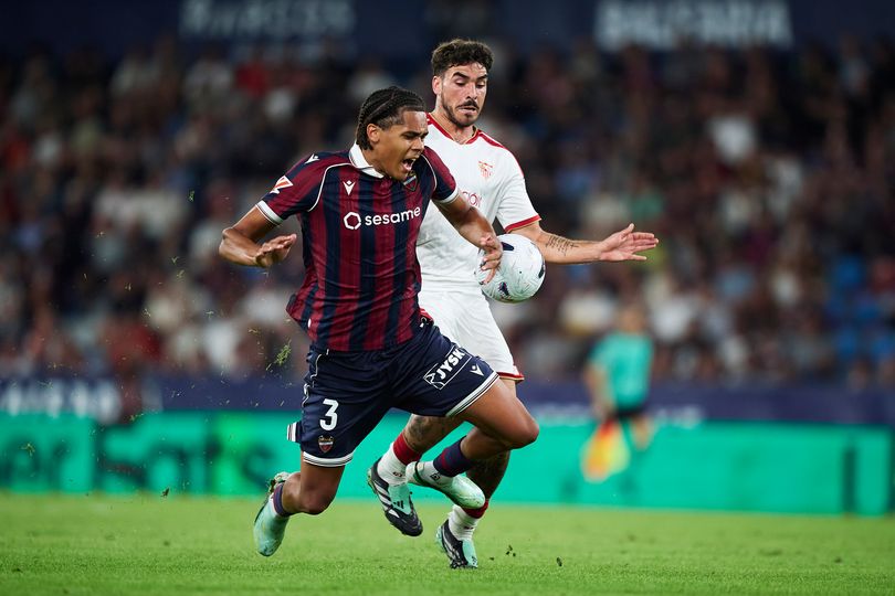 Ifeanyi Ndukwe in action for Levante against Sevilla.