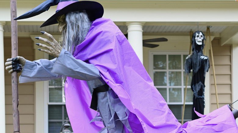 Woman's impressive DIY decor transforms front yard into a Wizard of Oz ...