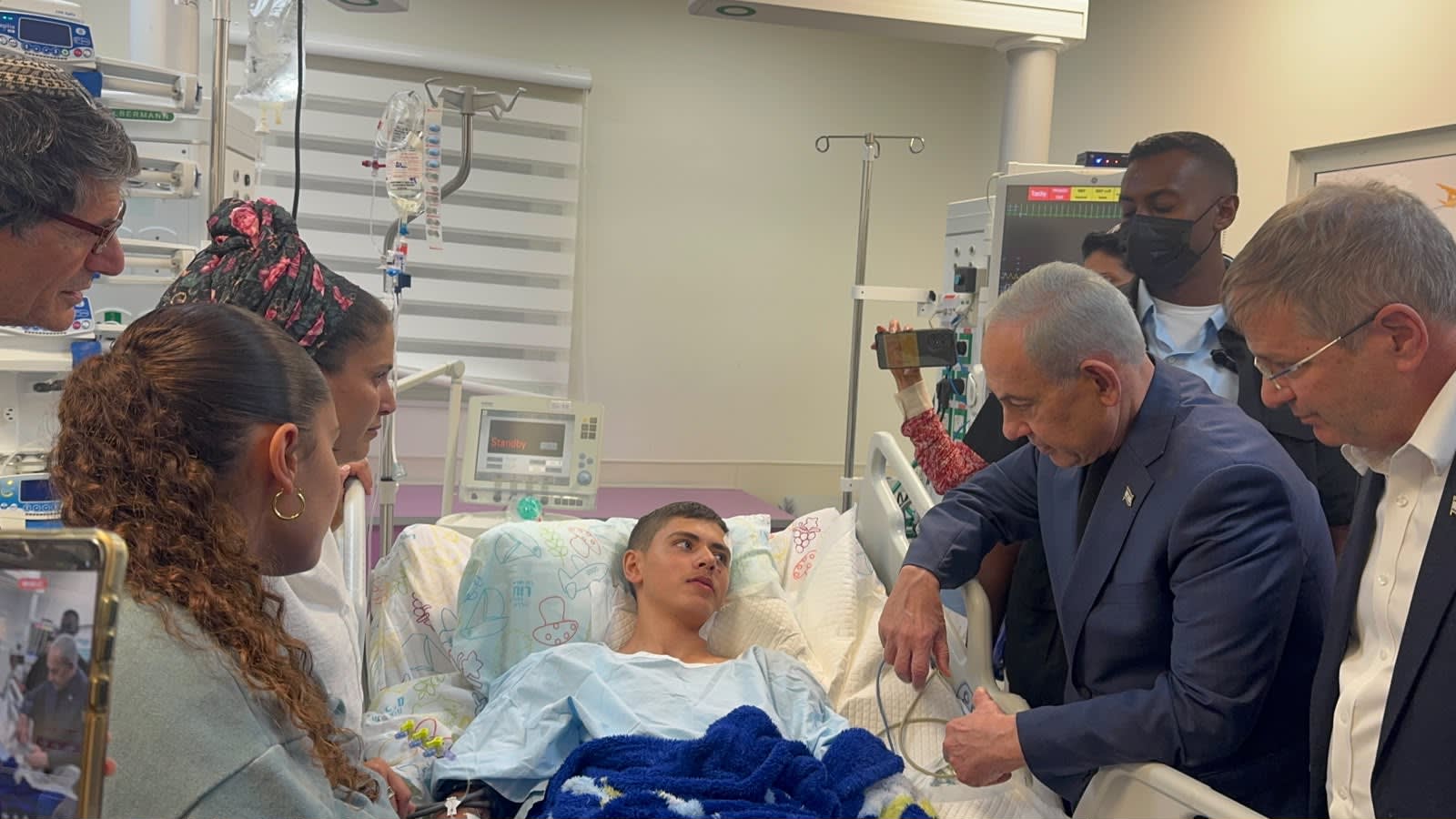 Netanyahu meets with injured children in hospital following Hezbollah ...