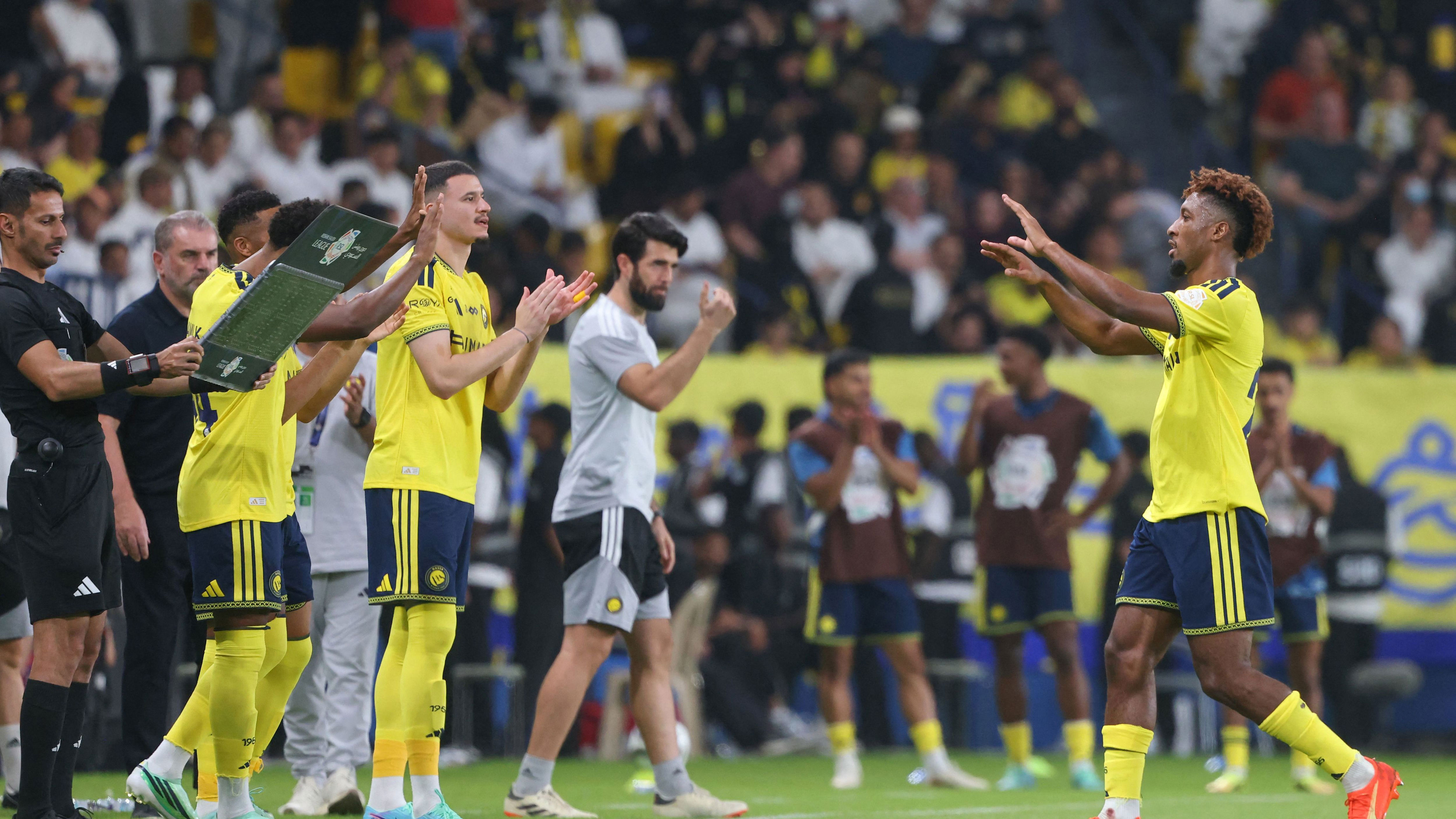 After an hour's delay due to the rocket, Al-Nassr v Nefchi match gets ...