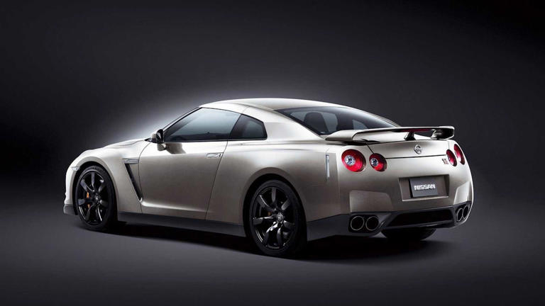 Godzilla outlived them all - the R35 Nissan GT-R outlived the Huracán ...