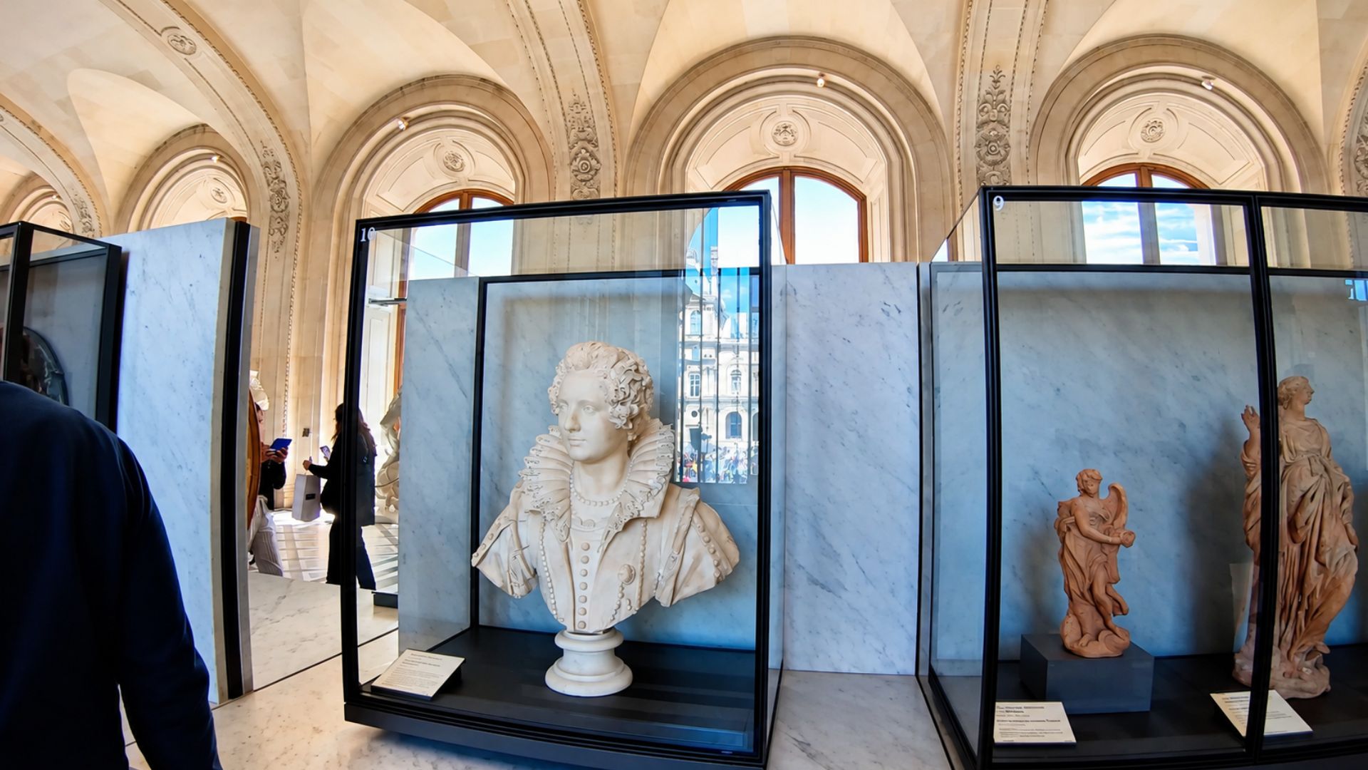 Beyond the Mona Lisa, discover the Louvre's sculpture collection (4K)