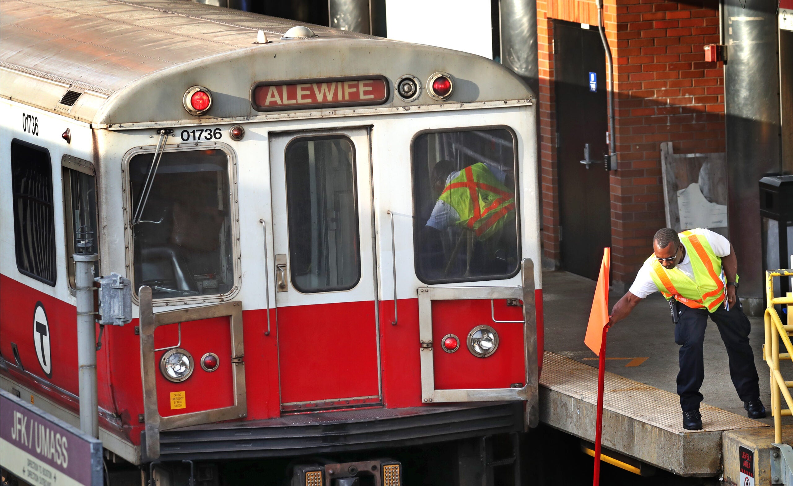 Man dies after coming into contact with third rail on Red Line