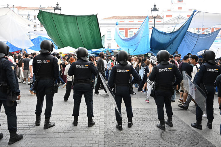 Un policía herido y dos detenidos en enfrentamientos entre acampados y ...
