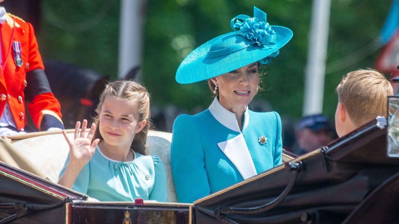 Kate Middleton and Princess Charlotte spotted on 'normal' tube ride in ...