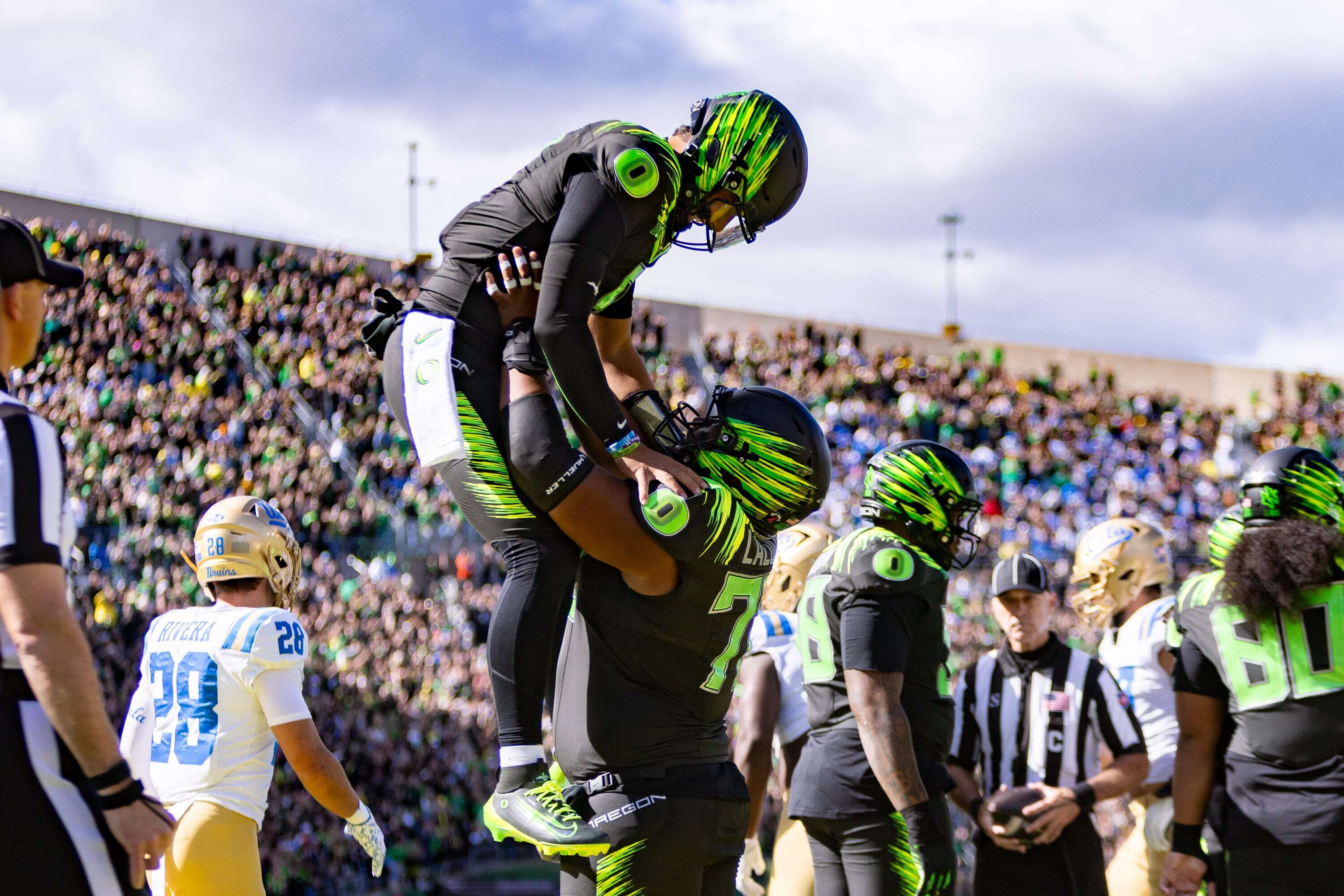 UCLA hands Oregon a 17-15 loss, Ducks playoff hopes dim: Live updates recap