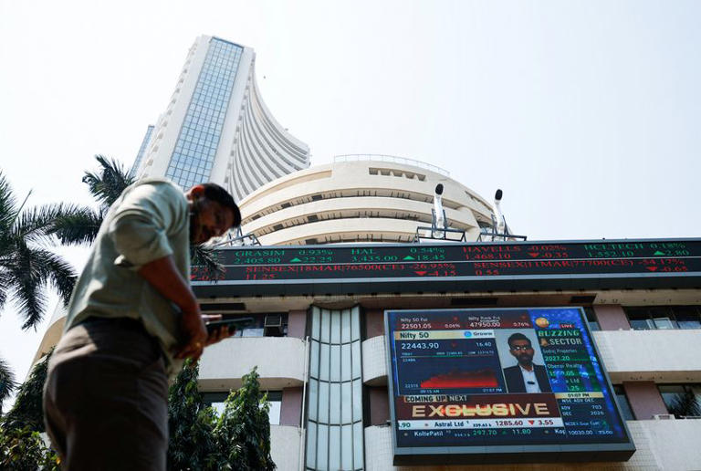 Indian shares rise, led by IT gains after strong HCLTech earnings