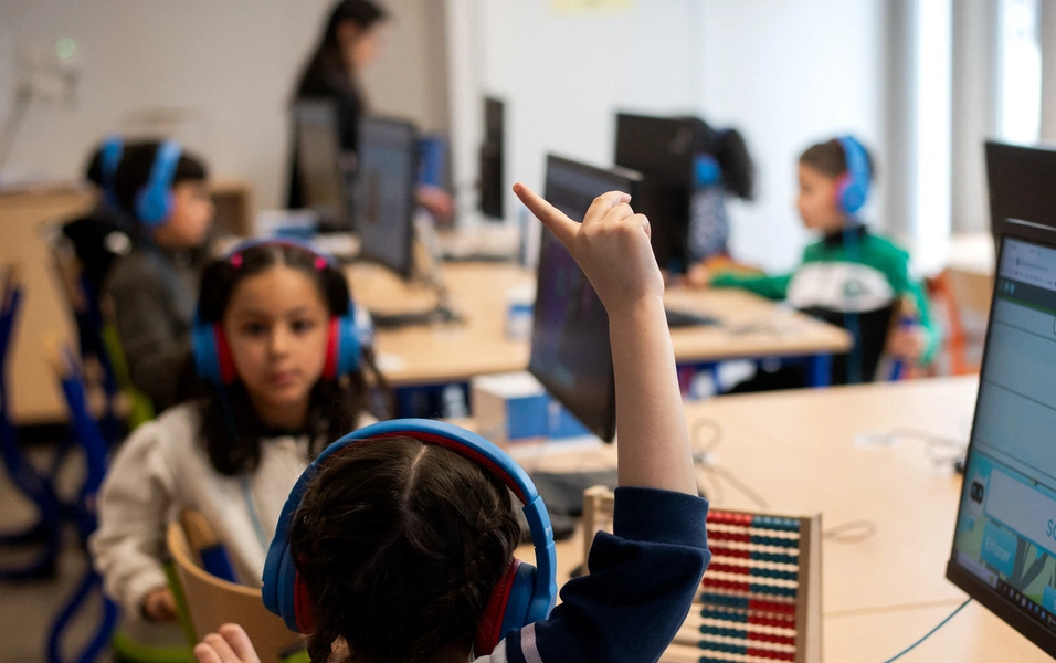 Experts promote collaborative approach to children's AI use